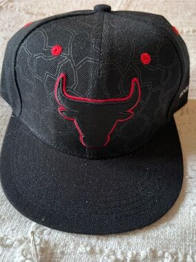 Men’s Chicago Bulls SnapBack Black and Red Hat with Bulls Logo